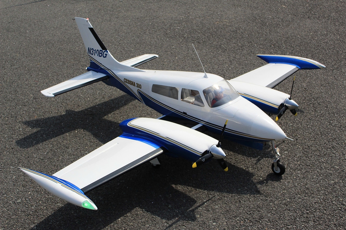 Cessna 310 Twin Engine 2,06m (Zatahovací podvozek)