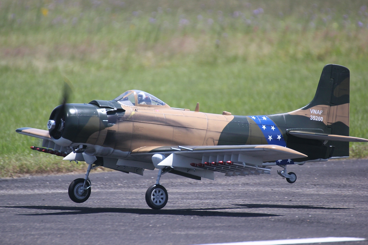 Skyraider A-1 2,18m (Zatahovací podvozek) Kamuflážní
