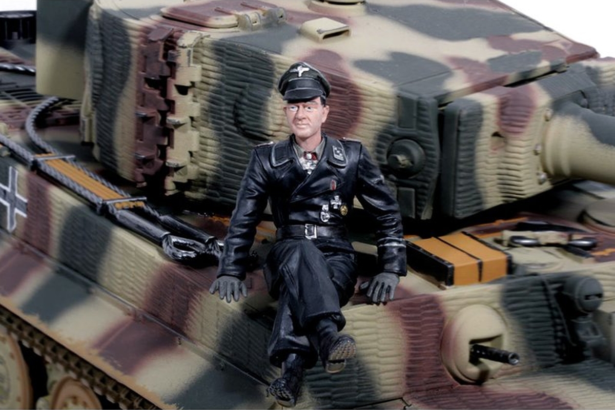 1/16 figurka německého sedícího kapitána Michaela Wittmann z 2 sv. války, ručně malovaná