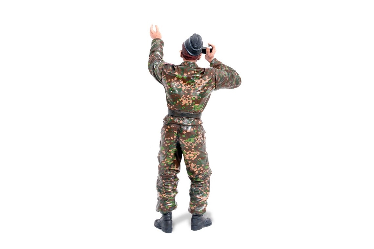 1/16 stojící figurka německého fotografa z 2 sv. války, ručně malovaná